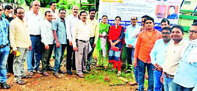 Holding in front of Panchayat Samiti given by Gramsevak | ग्रामसेवकांनी दिले पंचायत समितीसमोर धरणे Holding in front of Panchayat Samiti given by Gramsevak | ग्रामसेवकांनी दिले पंचायत समितीसमोर धरणे
