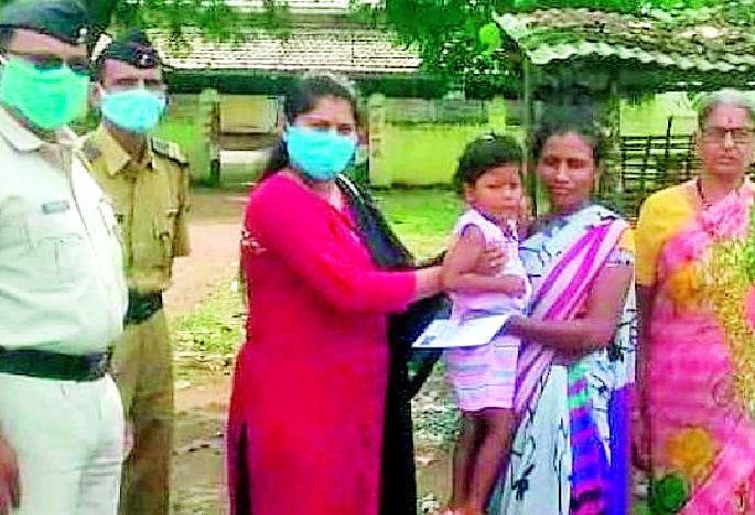 With the help of the police, Chimukali got his mother | पोलिसांच्या मदतीने चिमुकलीला मिळाली आई With the help of the police, Chimukali got his mother | पोलिसांच्या मदतीने चिमुकलीला मिळाली आई