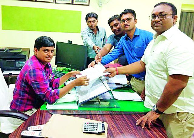 Suspend forest officials | वनअधिकाऱ्यांना निलंबित करा