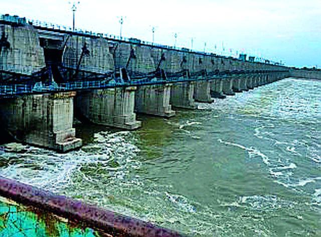 Gosikhurd project canal works slow | गोसीखुर्द प्रकल्पाच्या कालव्यांची कामे संथगतीने Gosikhurd project canal works slow | गोसीखुर्द प्रकल्पाच्या कालव्यांची कामे संथगतीने