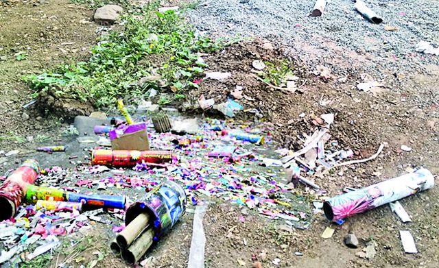 Fire crackers spread on the road | फटाक्यांचा कचरा पसरला रस्त्यावर