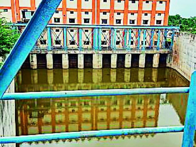 The sludge removal work in Sondyatola was hampered | सोंड्याटोलातील गाळ उपसण्याची कामे अडली The sludge removal work in Sondyatola was hampered | सोंड्याटोलातील गाळ उपसण्याची कामे अडली