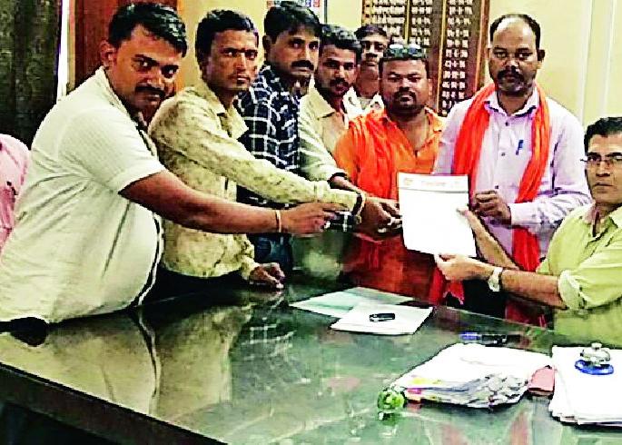 Take action against illegal sandstormers | रेतीचा अवैध साठा करणाऱ्यांवर कारवाई करा Take action against illegal sandstormers | रेतीचा अवैध साठा करणाऱ्यांवर कारवाई करा