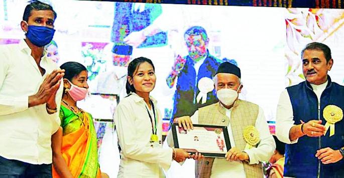 Manoharbhai Patel did a great job of educating | मनोहरभाई पटेलांनी शिक्षित करण्याचे महान कार्य केले Manoharbhai Patel did a great job of educating | मनोहरभाई पटेलांनी शिक्षित करण्याचे महान कार्य केले