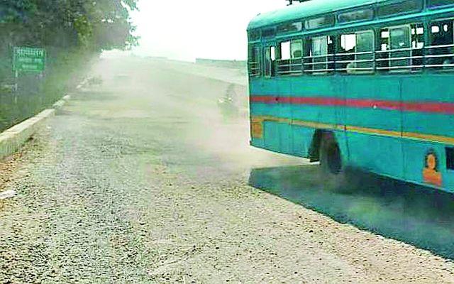 Fill the fly of 'CCR' or 'fly ash' in the Devdhani flyover | देव्हाडी उड्डाणपुलात ‘सीसीआर’ की ‘फ्लाय अॅश’चा भराव Fill the fly of 'CCR' or 'fly ash' in the Devdhani flyover | देव्हाडी उड्डाणपुलात ‘सीसीआर’ की ‘फ्लाय अॅश’चा भराव