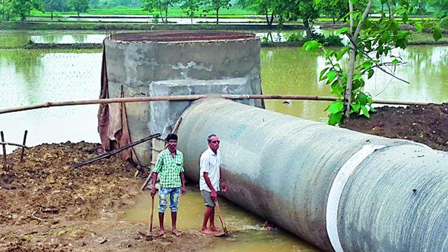 The water sits in the sack area | बोरी वितरिका फुटली शेतात शिरले पाणी