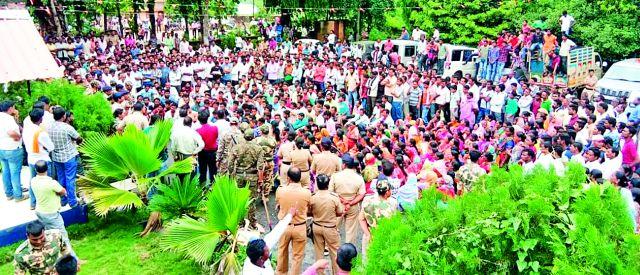 Closing the clutches, | मारहाणीच्या निषेधार्थ अड्याळ कडकडीत बंद