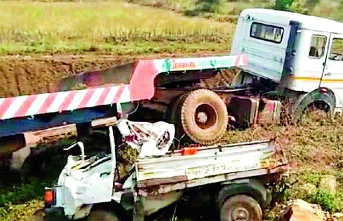 Four people were killed and one was seriously injured in three accidents in the district | जिल्ह्यात तीन अपघातात चौघांचा मृत्यू, एक गंभीर