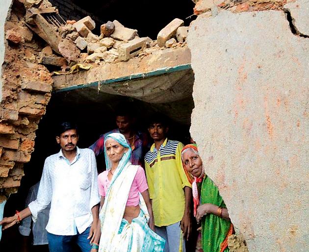 Lightning fell and the house collapsed | वीज पडून घर कोसळले Lightning fell and the house collapsed | वीज पडून घर कोसळले