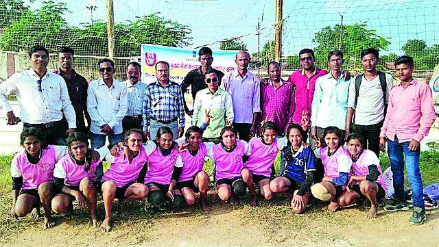 Winner of Kanhalgaon bagged the winner | कन्हाळगावच्या लेकींनी फडकविली विजयी पताका Winner of Kanhalgaon bagged the winner | कन्हाळगावच्या लेकींनी फडकविली विजयी पताका