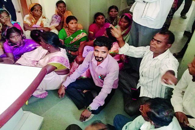 Stage of project affected in district office | जिल्हा कचेरीत प्रकल्पग्रस्तांचा ठिय्या Stage of project affected in district office | जिल्हा कचेरीत प्रकल्पग्रस्तांचा ठिय्या