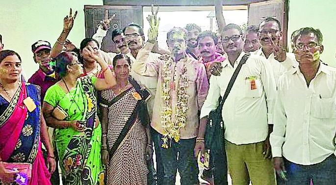 Voting is elected by a non-combatant president | तंटामुक्त अध्यक्षाची निवड केली मतदानाने