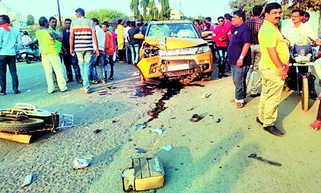 A serious accident in a car-bike accident | कार-दुचाकीच्या अपघातात एक गंभीर A serious accident in a car-bike accident | कार-दुचाकीच्या अपघातात एक गंभीर