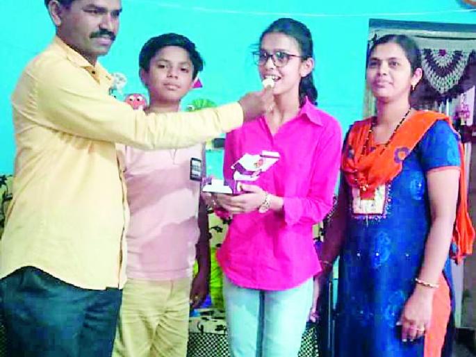 Mithila dream of becoming a doctor | मितालीला डॉक्टर बनण्याचे स्वप्न Mithila dream of becoming a doctor | मितालीला डॉक्टर बनण्याचे स्वप्न