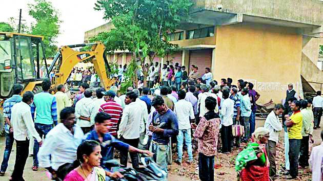 Encroachment in Pawneet Chowk deleted | पवनीत चौकातील अतिक्रमण हटविले