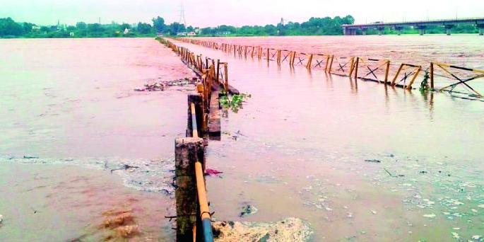 Four feet of water on the interstate bridge | आंतरराज्यीय पुलावर चार फूट पाणी