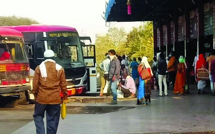 Better to return village than starving in Urban | मोठ्या शहरांमध्ये उपाशी जगण्यापेक्षा गावी गेलेले बरे! Better to return village than starving in Urban | मोठ्या शहरांमध्ये उपाशी जगण्यापेक्षा गावी गेलेले बरे!