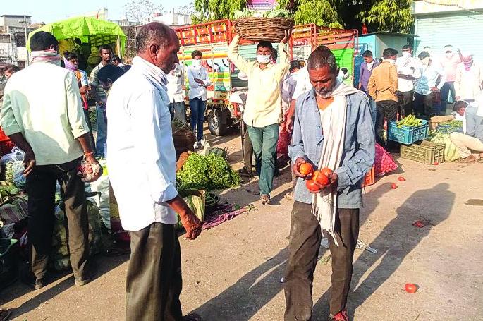 Buldana: The roads are crowded as soon as we get relaxed in 'Lockdown'! | बुलडाणा :  ‘लॉकडाउन’मध्ये शिथीलता मिळताच गजबजले रस्ते!