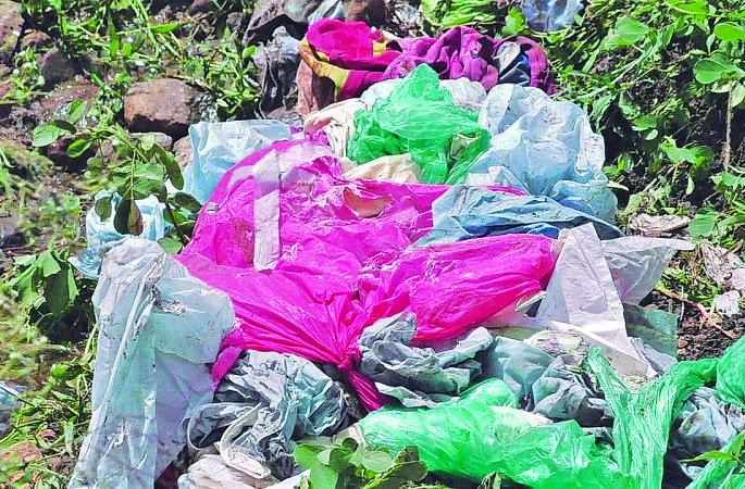 Medical waste on the streets of Kovid Center! | कोवीड सेंटरमधील वैद्यकीय कचरा रस्त्यावर!