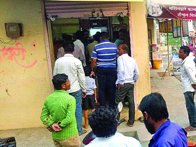 A bag contains gold worth 27 lakh stolen from Jwelary shop | सराफा दुकानातून २७ लाखांचा ऐवज असलेली बॅग पळवली A bag contains gold worth 27 lakh stolen from Jwelary shop | सराफा दुकानातून २७ लाखांचा ऐवज असलेली बॅग पळवली