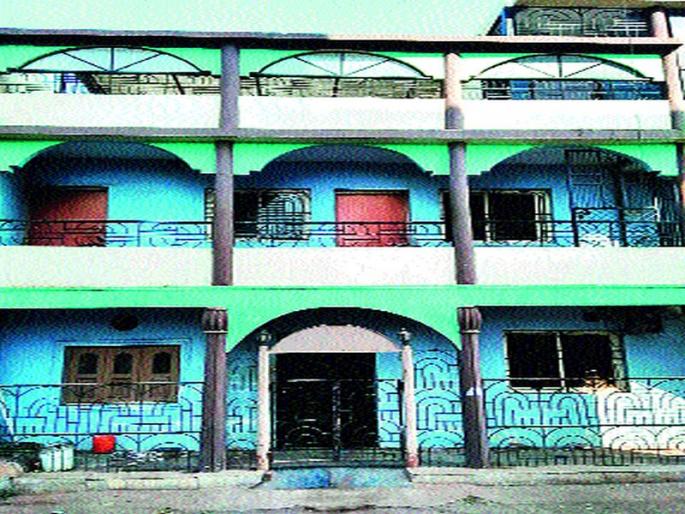 Two tonnes of goods seized from Chowdhary | चौधरीकडून पावणे दोन टन माल जप्त Two tonnes of goods seized from Chowdhary | चौधरीकडून पावणे दोन टन माल जप्त