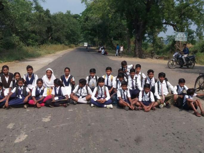 Road blocking agitation made by students in Wardha | शाळेत जाता यावे म्हणून वर्ध्यात विद्यार्थ्यांनी केले रस्ता रोको आंदोलन Road blocking agitation made by students in Wardha | शाळेत जाता यावे म्हणून वर्ध्यात विद्यार्थ्यांनी केले रस्ता रोको आंदोलन