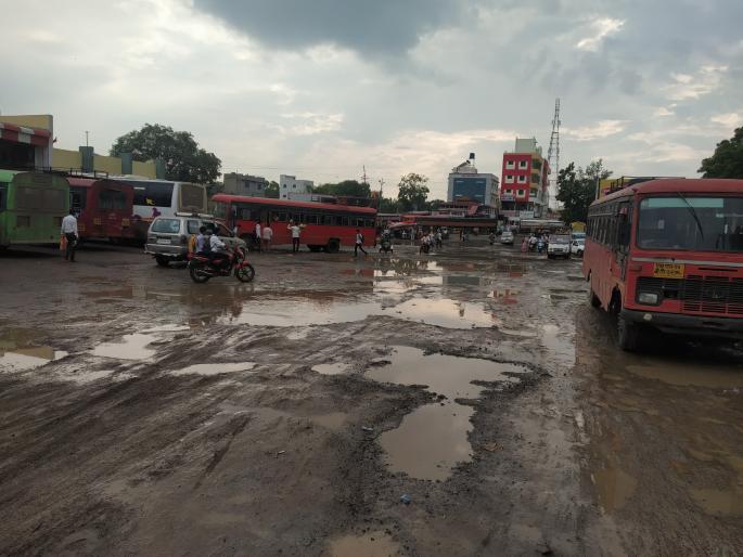 Road less potholes in bus station | बसस्थानकात रस्ता कमी खड्डे जास्त Road less potholes in bus station | बसस्थानकात रस्ता कमी खड्डे जास्त