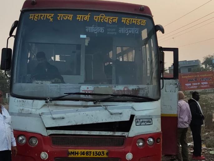 Nandgaon Nashik bus give shock | नांदगांव नाशिक बसला दे धक्का   Nandgaon Nashik bus give shock | नांदगांव नाशिक बसला दे धक्का