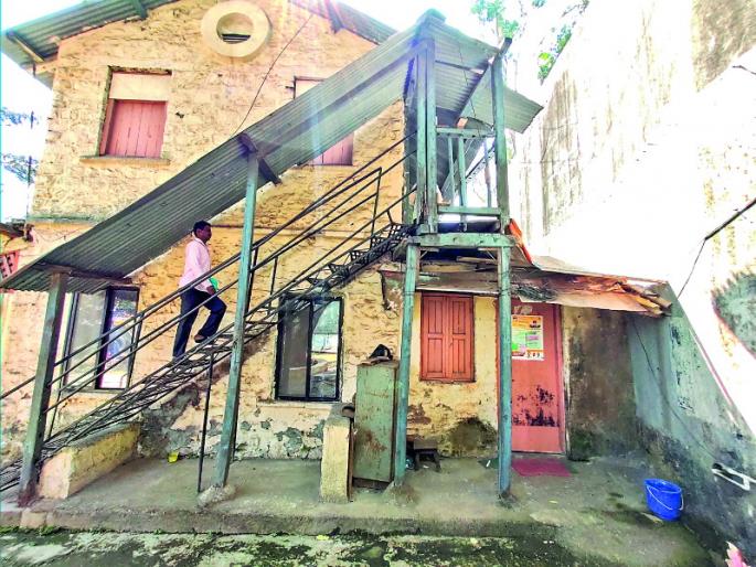 The constituent officer's office in Lonavla is step on last time counting od destroy | लोणावळ्यातील मंडल अधिकारी कार्यालय मोजतेय अखेरची घटका The constituent officer's office in Lonavla is step on last time counting od destroy | लोणावळ्यातील मंडल अधिकारी कार्यालय मोजतेय अखेरची घटका