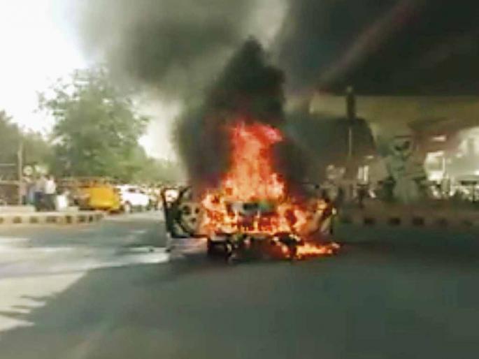 The car ran on the car, and the driver died due to the accident | धावती कार पेटली, चालकाच्या प्रसंगावधानामुळे वाचले दोघांचे प्राण