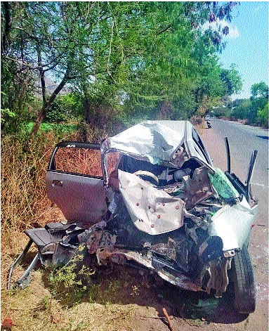 The driver of the truck was killed | ट्रकच्या धडकेने कारचालक ठार