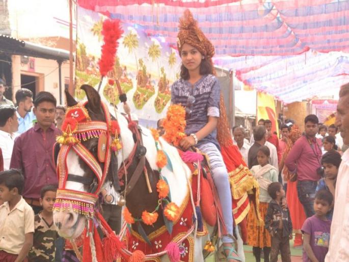 Since the bride is not a brother, the sister sitting on a horse-to procession | वधूस भाऊ नसल्याने शेवंतीच्या मिरवणुकीत घोड्यावर बसली बहीण Since the bride is not a brother, the sister sitting on a horse-to procession | वधूस भाऊ नसल्याने शेवंतीच्या मिरवणुकीत घोड्यावर बसली बहीण