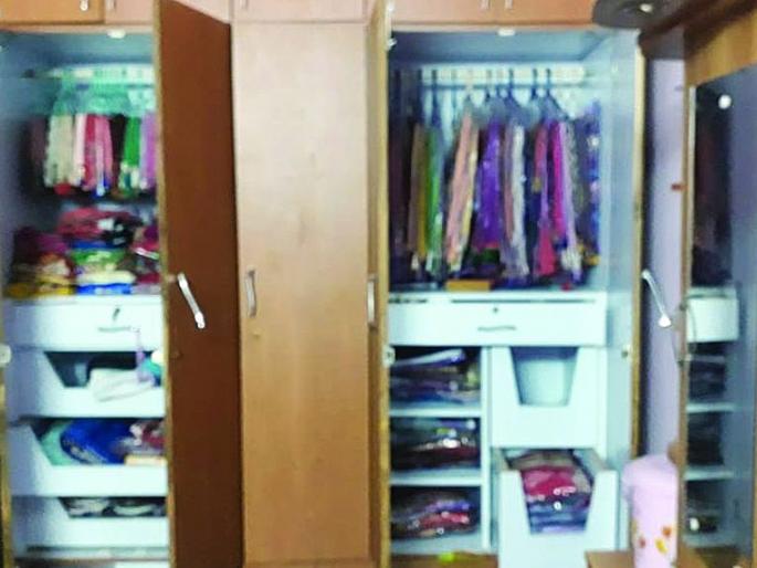 Burglary at chikhali; ornaments worth of 2 lakh stolen | चिखलीत घरफोडी; २ लाख ६९ हजार रूपयांचा ऐवज लंपास Burglary at chikhali; ornaments worth of 2 lakh stolen | चिखलीत घरफोडी; २ लाख ६९ हजार रूपयांचा ऐवज लंपास