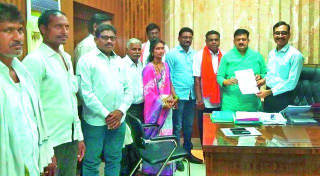 Stack the CEOs for Gram Panchayat problems | ग्रा.पं.तील समस्यांसाठी सीईओंना साकडे Stack the CEOs for Gram Panchayat problems | ग्रा.पं.तील समस्यांसाठी सीईओंना साकडे