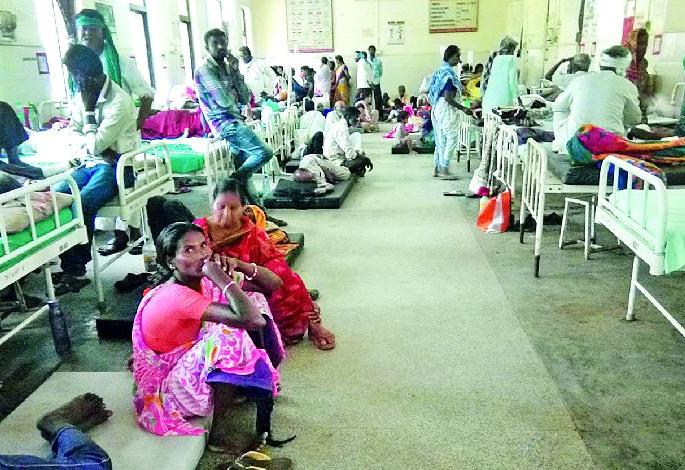 Patient cord contracts in the hands of the employees | रुग्णांची नाळ कंत्राटी कर्मचाऱ्यांच्या हातात Patient cord contracts in the hands of the employees | रुग्णांची नाळ कंत्राटी कर्मचाऱ्यांच्या हातात