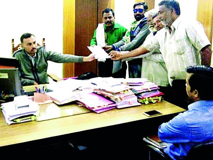 Give permanent lease to encroachers | अतिक्रमणधारकांना स्थायी पट्टे द्या Give permanent lease to encroachers | अतिक्रमणधारकांना स्थायी पट्टे द्या