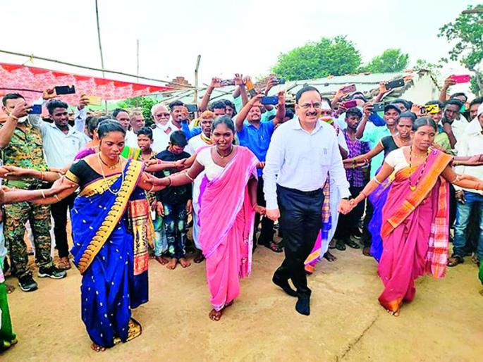 Collector painted in Kolam colors | कोलामांच्या रंगात रंगले जिल्हाधिकारी Collector painted in Kolam colors | कोलामांच्या रंगात रंगले जिल्हाधिकारी