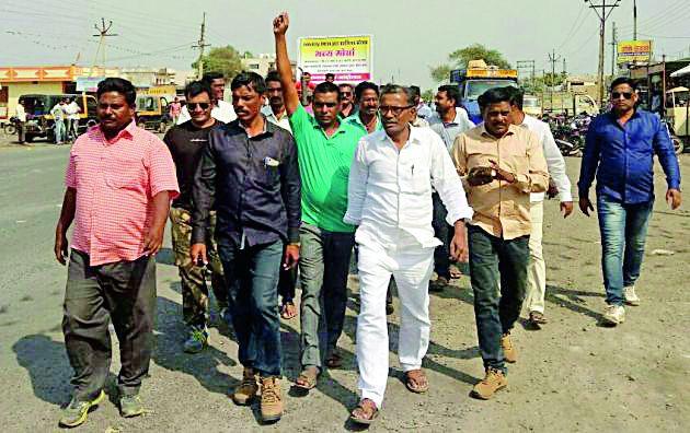 Front of tractor owners' tahsil office | ट्रॅक्टर मालकांचा तहसील कार्यालयावर मोर्चा