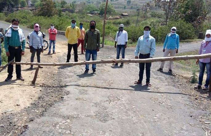 The Telangana's border blocked by villagers | Corona Virus in Chandrapur; सीमेलगतच तेलंगणातील कोरोनाबाधितांचा जिवतीवासीयांना धसका The Telangana's border blocked by villagers | Corona Virus in Chandrapur; सीमेलगतच तेलंगणातील कोरोनाबाधितांचा जिवतीवासीयांना धसका