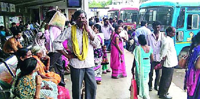 Due to employees' strike, ST 442 rounds canceled | कर्मचाऱ्यांच्या संपामुळे एसटीच्या ४४२ फेऱ्या रद्द Due to employees' strike, ST 442 rounds canceled | कर्मचाऱ्यांच्या संपामुळे एसटीच्या ४४२ फेऱ्या रद्द