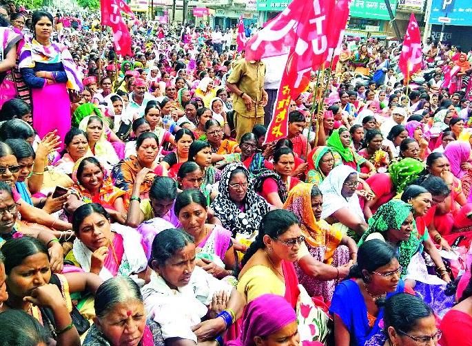 Workers on the road against the state government | राज्य सरकारच्या विरोधात कामगार रस्त्यावर Workers on the road against the state government | राज्य सरकारच्या विरोधात कामगार रस्त्यावर
