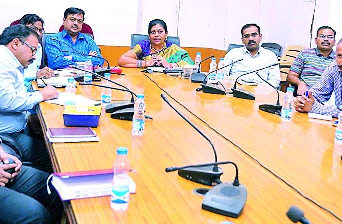 Come forward to the development of industry by saving groups | बचत गटांमार्फत उद्योग विकासासाठी पुढे यावे