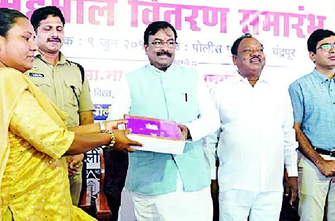 The program to return the lost losers boosts the faith | हरवलेला ऐवज परत करण्याचा कार्यक्रम विश्वास वाढविणारा The program to return the lost losers boosts the faith | हरवलेला ऐवज परत करण्याचा कार्यक्रम विश्वास वाढविणारा