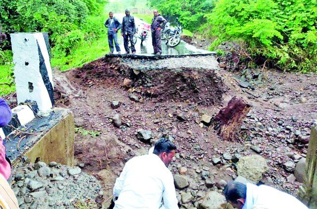 Sir went there and walked the road | सर आली धावून, रस्ता गेला वाहून Sir went there and walked the road | सर आली धावून, रस्ता गेला वाहून