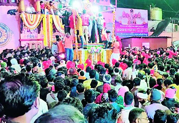 Balaji devotees loaded with horse chariot pilgrimage | घोडा रथयात्रेच्या मिरवणुकीने भारावले बालाजीभक्त Balaji devotees loaded with horse chariot pilgrimage | घोडा रथयात्रेच्या मिरवणुकीने भारावले बालाजीभक्त