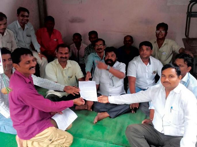 Due to the stamp sale and registration of the stamp duty, | मुद्रांक विक्री व दस्तलेखनाच्या बेमुदत संपाने कामे खोळंबली Due to the stamp sale and registration of the stamp duty, | मुद्रांक विक्री व दस्तलेखनाच्या बेमुदत संपाने कामे खोळंबली