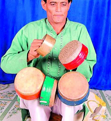 Seven Sconce Art | गमतीतूनच आकाराला आली सात खंजेरीची कला Seven Sconce Art | गमतीतूनच आकाराला आली सात खंजेरीची कला