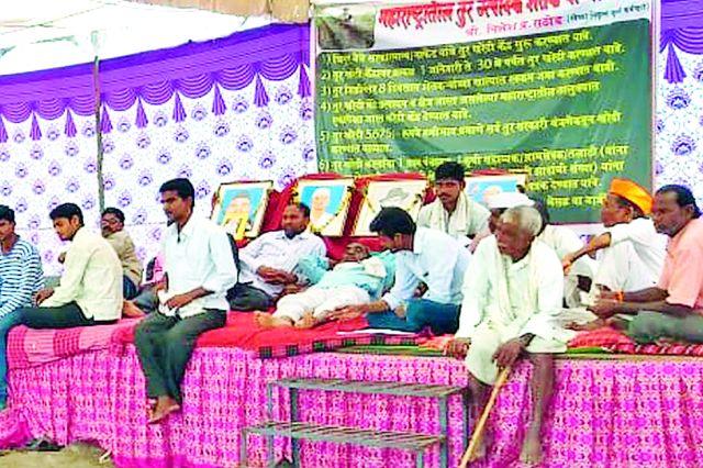 Farmer resuscitation resumption | उपोषणकर्ता शेतकरी पुन्हा उपोषणस्थळी