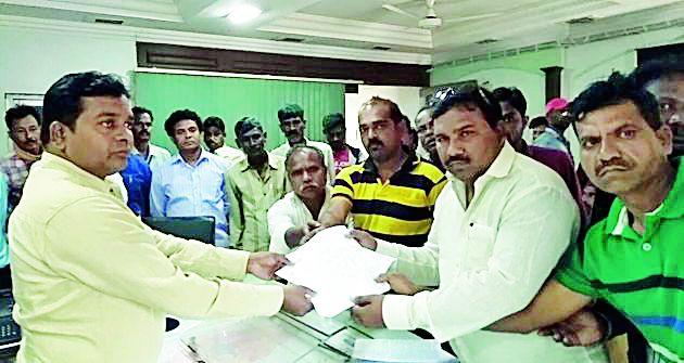 Disruption in municipality office | पालिका कार्यालयात तोडफोड Disruption in municipality office | पालिका कार्यालयात तोडफोड