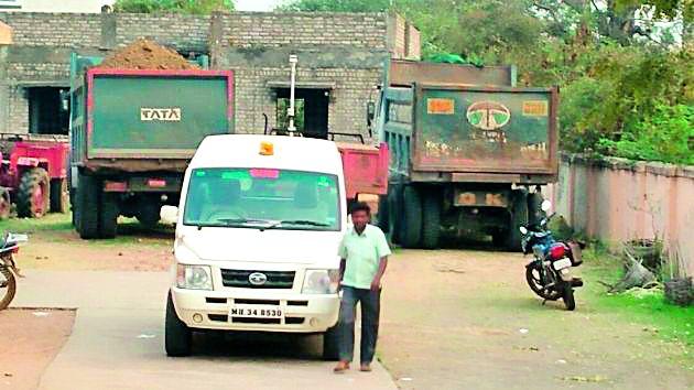 Two trucks caught by the youth | युवकांनीच पकडले दोन ट्रक Two trucks caught by the youth | युवकांनीच पकडले दोन ट्रक